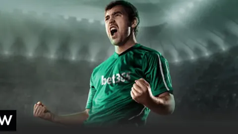 凯恩庆祝第70球入账；恭喜斯凯利首场进球亮相