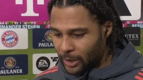 UFC巨星在混乱裁判间紧闭双眼，静待战局暂停