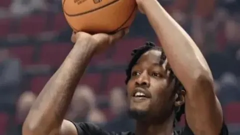 “精彩瞬间：粤吉对决五佳球，贝兹利扣篮炸裂，莫兰德空接大帽惊艳全场”